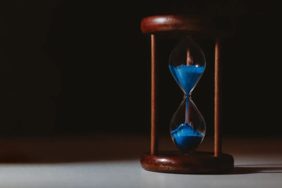 Il tempo scorre più veloce sulla tua testa che sui tuoi piedi