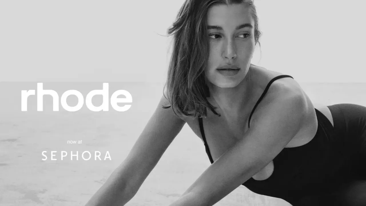 Il fenomeno Rhode: il visual design editoriale di Hailey Bieber